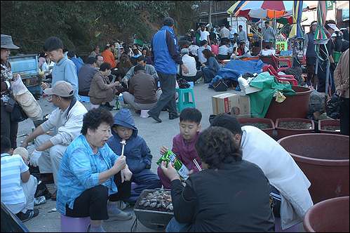 심포항 빈터 곳곳에서 즉석 생합구이 잔치가 벌어졌다. 